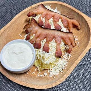 Mămăliguță cu brânză, smântână şi slănină