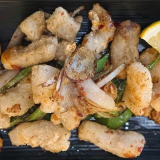 Calamares fritos con sal y pimienta