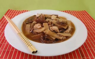 81. Stufato di bambù e funghi