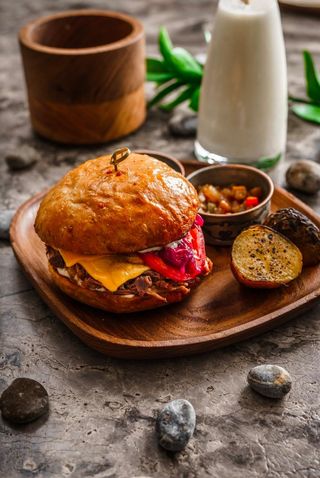 Д.Комбо  "Крафт бургер" с говядиной, карамелизированным луком и вишней.