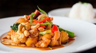 Kurczak z warzywami i orzechami 400g