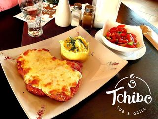 Chicken Parmegiano cu cartofi pai/wedges si salata de rosii si castraveti