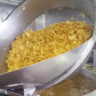 Patatas artesanas "chips" fritas a perol (150 gramos).