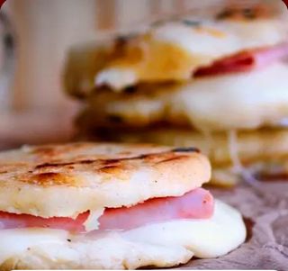 Menù arepa jamon y queso