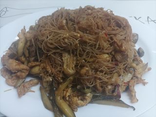 426. Ми-фен с пилешко месо, гъби и мариновани краставички ,Люто(600г)