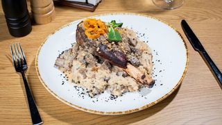 Rasol de cerb gătit lent cu orez cu trufe și mix de ciuperci