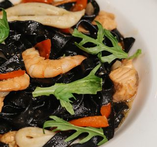 Паста чорна з морепродуктами в устричном соусі (350г)