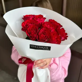 9 червоних троянд 