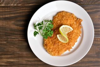 Cotoletta di pollo con contorno di insalata