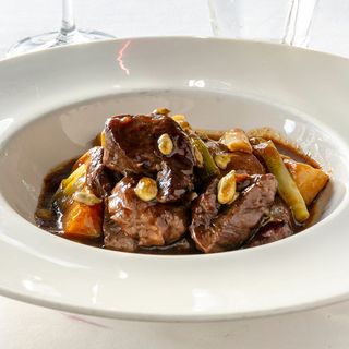 Daditos De Solomillo Salteados En Su Jugo Con Ajos Tiernos