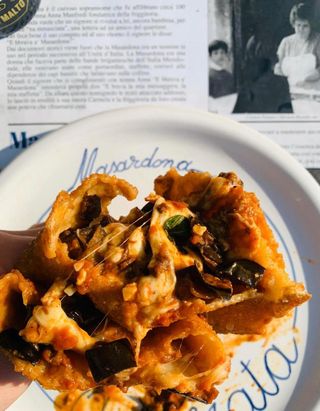 Panino pizza con melanzane a funghetto, pomodorini e provola