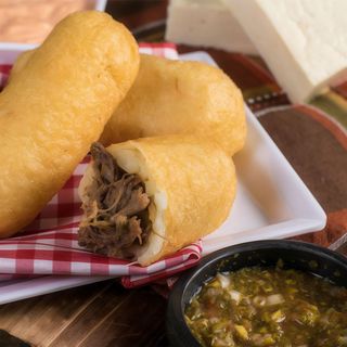 Envuelto de Yuca con Carne Mechada (1 unidad)