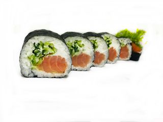 Futomaki łosoś surowy i serek 
