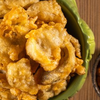 Carxofes amb tempura i salsa romesco