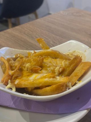 Cheesy curry chips