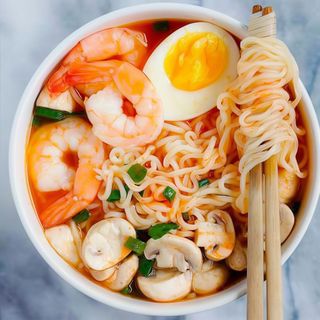 135. Ramen con kimchi y mariscos