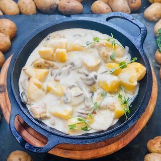 Пательня з куркою та грибами у вершково-грибному соусі (450г)