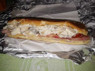 Panino con doppio prosciutto e doppio formaggio