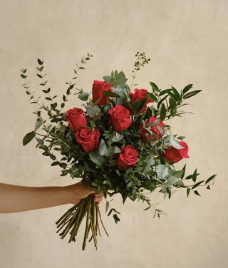 Ramo de 12 rosas rojas con verde