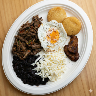 Pabellón Criollo Con Arepas