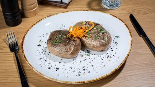 Cartofi copți și zdrobiți în unt și arome