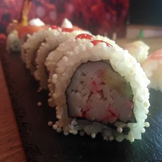 Tempura salmon roll