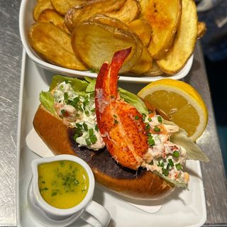 Dan's Lobster Roll (warm)