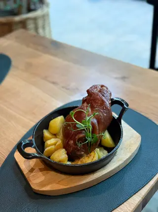Kolenica sa pekarskim krompiro i renom