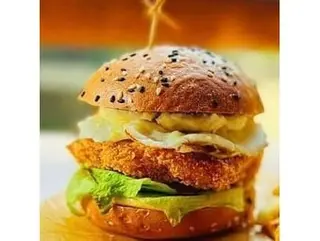 Бургер з куркою та картоплею фрі (250/100g)