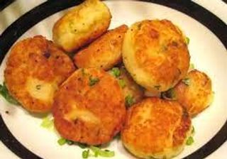 Картофени кюфтенца с бекон, кашкавал, чеснов сос и салата (300г)