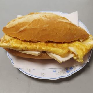 Bocadillo tortilla francesa + queso fresco