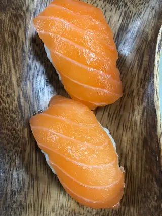1. Sushi Salmón