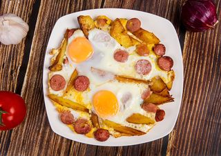 შემწვარი კარტოფილი კვერცხებით და სოსისებით