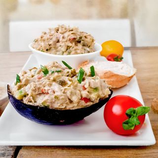 Salata cu ton, avocado si ou posat