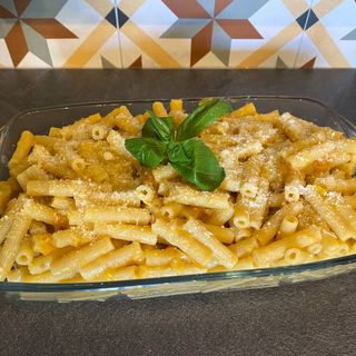 Sedani con pomodorini gialli e pecorino 