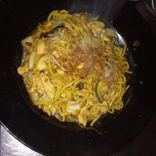 Makaron ramen z kurczakiem i surówką