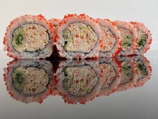 Uramaki z sałatką z surimi 8 szt.