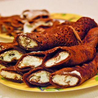 Млинці шоколадні з сиром та родзинками по-домашньому (200 грам)