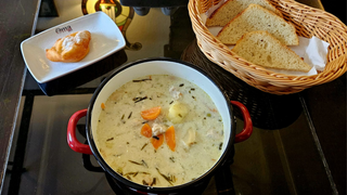 Ciorba de pui cu smantana si tarhon /paine/desert