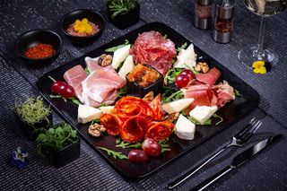 Mix salamuri & brânzeturi (4 persoane)