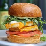 Бургер з подвійною курячою котлетою, томатом та моцареллою