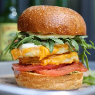 Бургер з подвійною курячою котлетою, томатом та моцареллою