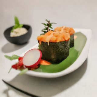 Gunkan spicy salmon