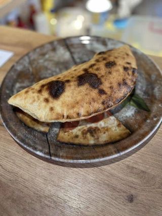 Sendvič u pizza tijestu sa goveđim pršutom