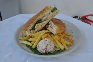 Preporučujemo! Topli sendvič sa piletinom i pancetom 500 gr