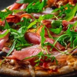 Pizza de rúcula y jamón serrano