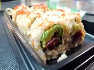 Rollo de California  (atún y aguacate ) (8 piezas )