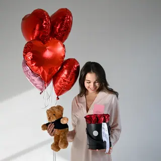 ვარდები ყუთში + ჰელიუმის ბუშტები + დათუნია