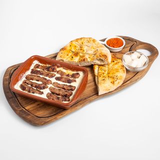 Zapečeni ćevapi s kajmakom