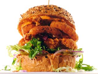 Amerykański Burger z krążkami cebulowymi